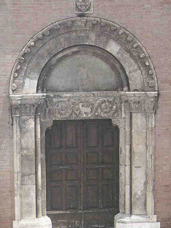 Portal der Kirche der Hl. Dreifaltigkeit aus dem 15. Jh.