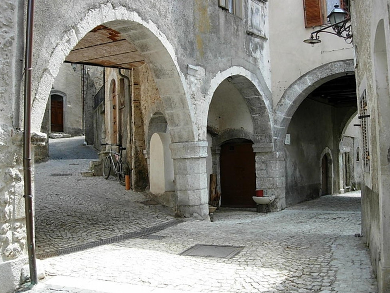 Mauerteile des mittelalterliches Dorfes