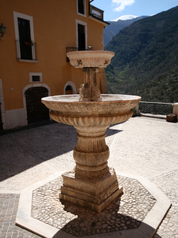 Fontana in Piazza Zannelli
