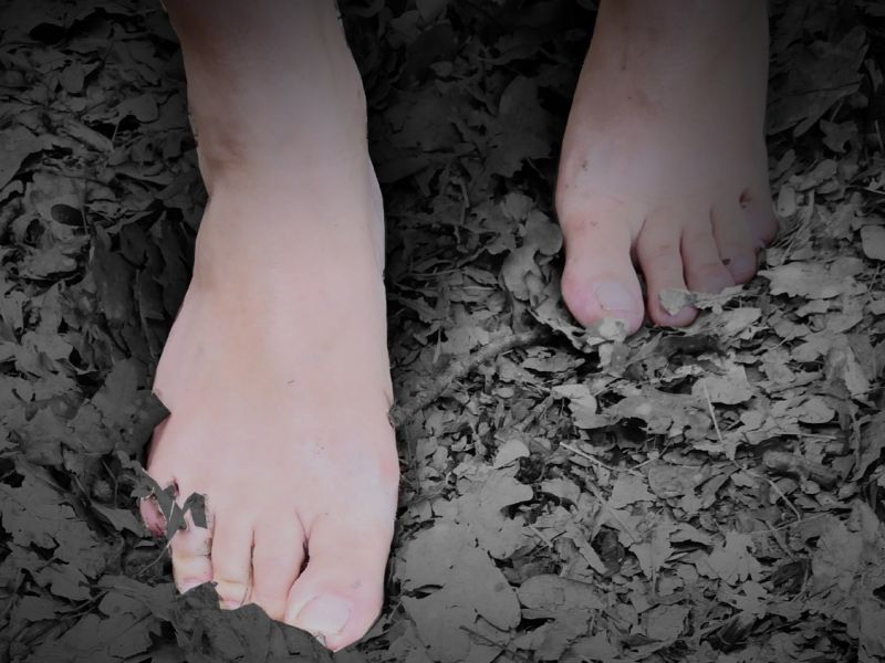 piedi nudi di notte