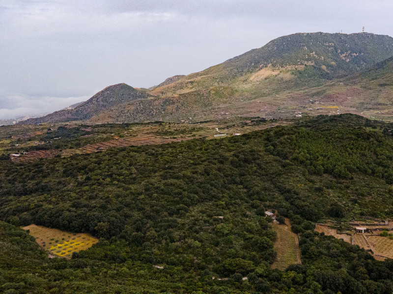 Figura 9: Visione panoramica dalla Cima di Cuddia Attalora osservando verso Nord/Nord-Est. In quest'area è possibile osservare (da sinistra a destra) Fossa del Russo, Montagna Grande ed un fianco di Monte Gibele