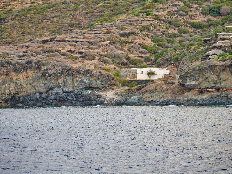 Figura 4: Porticciolo di Nikà, circa 275 metri distante rispetto alle sorgenti d'acqua calda di Cala Nikà (verso NW)