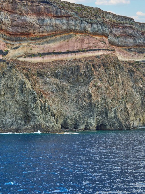 Figura 4: Cala della Polacca. Nella stratificazione a contatto con il mare è presente del materiale vulcanico che fuoriuscì in prossimità del mare