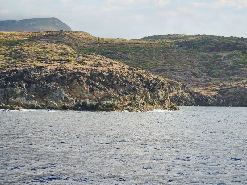 Figura 4: Lave a blocchi scoriacei di Punta Firréri, solidificatosi con una superficie formata da blocchi di lava con spigoli vivi