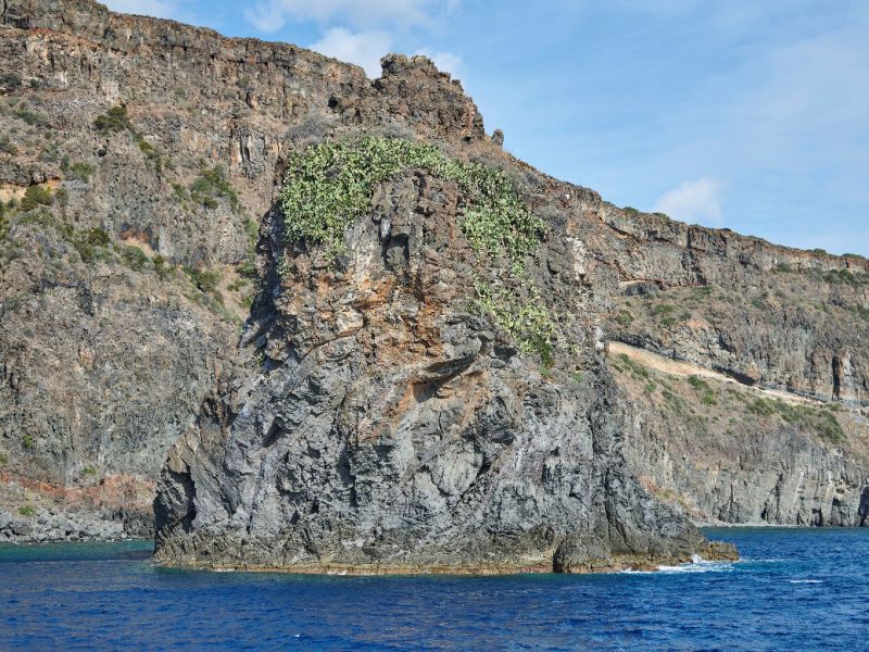 Figura 3: Il Faraglione di Dietro L'Isola. Alla base del Faraglione si possono notare le alterazioni della battigia (a contatto con il mare) dovuta ad azioni chimiche e biochimiche con l'ambiente marino