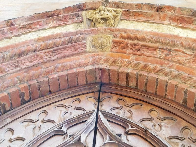 Dettaglio del portale dell'Oratorio di San Bartolomeo a Valenza