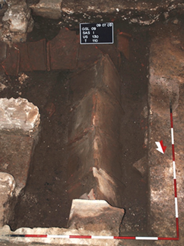 Tomba a cappuccina dallo scavo della basilica paleocristiana di San Laverio