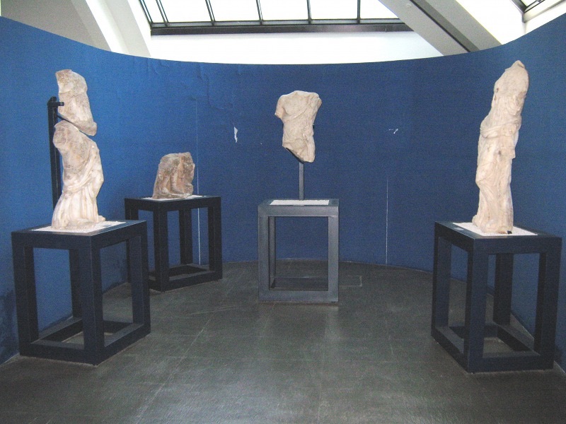 Allestimento espositivo delle statue rinvenute nel frigidarium delle Terme Imperiali