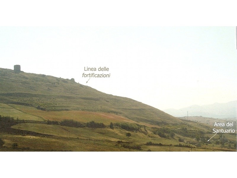 L’altura di Torre di Satriano con le indicazioni delle mura di fortificazione e della localizzazione del santuario lucano (immagine da Osanna, Sica 2005)