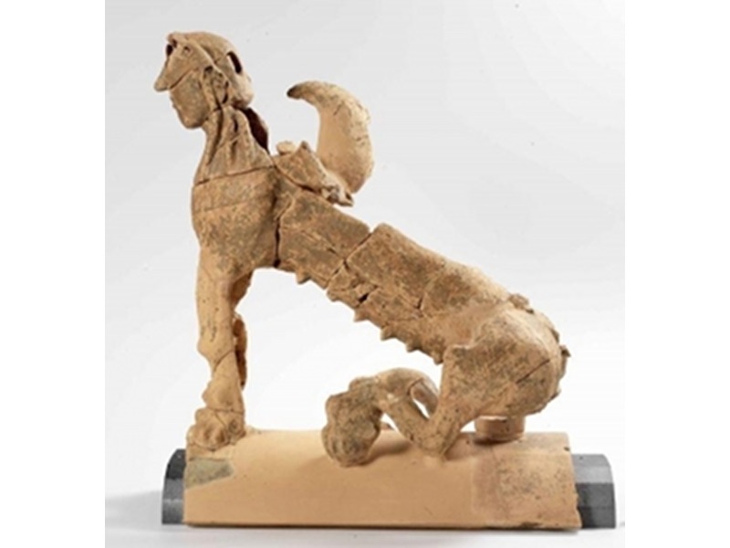 Sfinge fittile, probabilmente utilizzata come statua acroteriale, ispirata a modelli tarantini, ma realizzata con materiale locale, databile al VI sec. a.C.