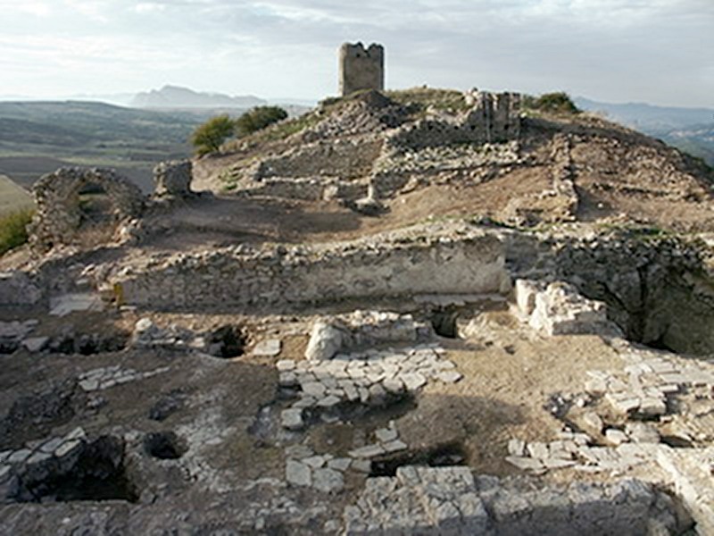 Cattedrale, episcopio e torre della città medievale di Satrianum