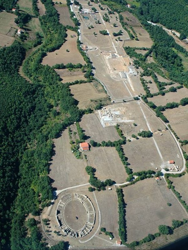 Foto aerea obliqua dell’area urbana di Grumentum. Si riconoscono i monumenti principali: dal basso verso l’alto l’anfiteatro, le terme imperiali, il foro con i templi, la domus, il teatro