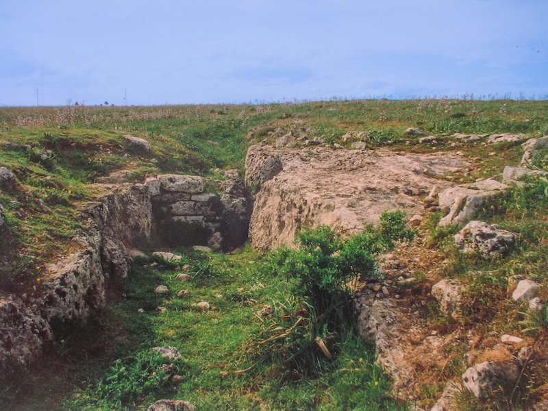 Villaggio di Murgia Timone. Muretto di contenimento dromos di accesso tomba a grotticella scavata nel fossato