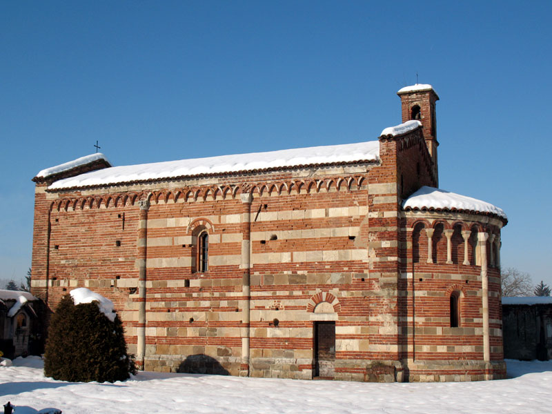 Il fianco sud e l'abside della chiesa di S. Pietro a Brusasco
