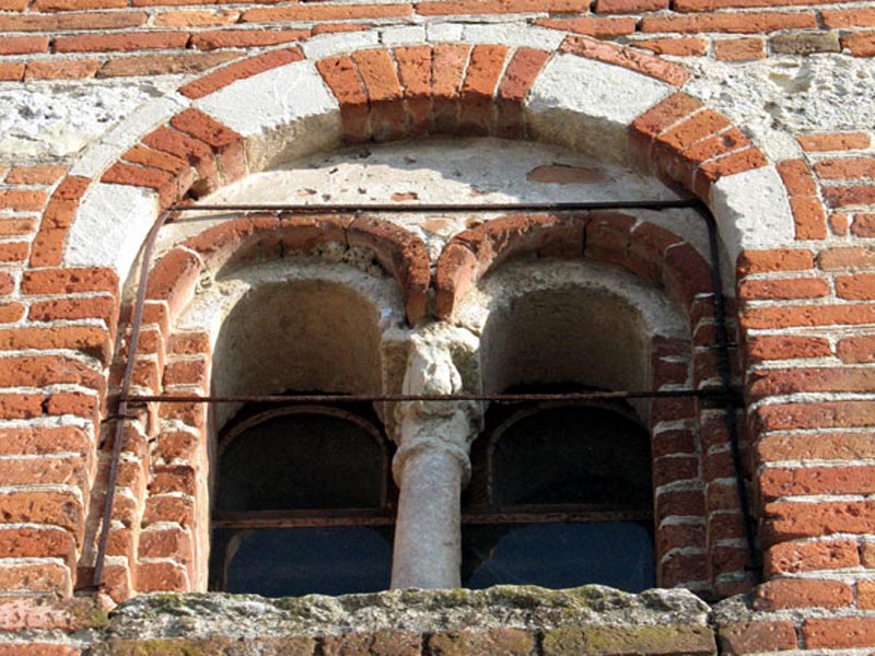 Particolare della facciata di S. Pietro a Brusasco