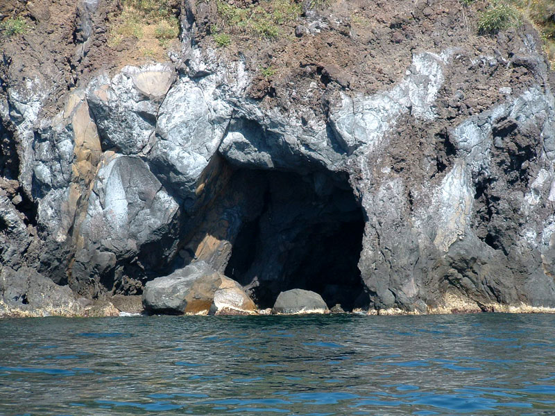 Grotta lungo il litorale