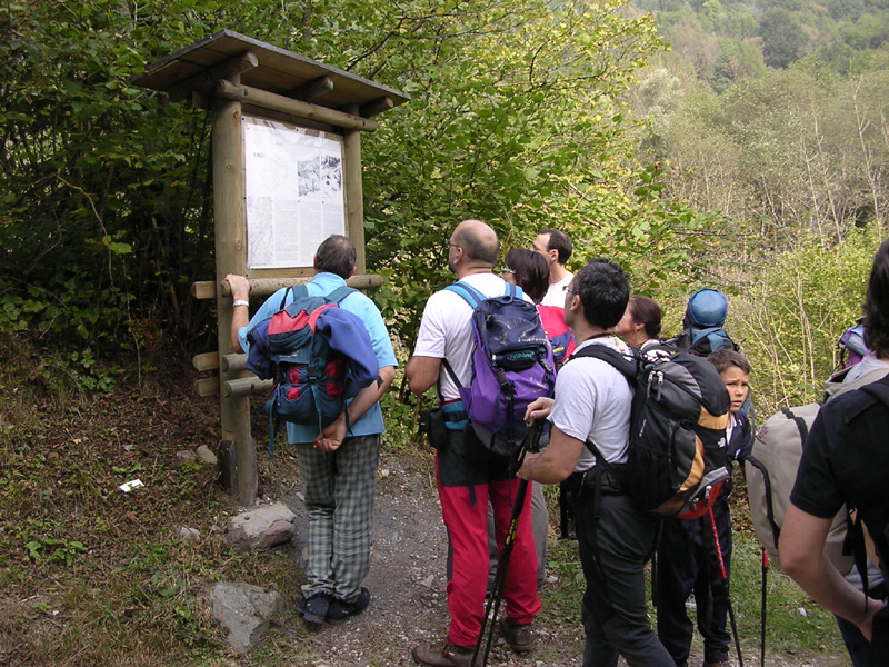 Thematic trail La montagna dimenticata - California - panel with hikers