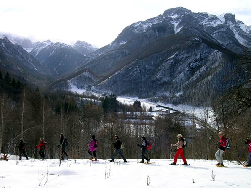 Tour with snow rackets: The Route of the Villages of Fiolera