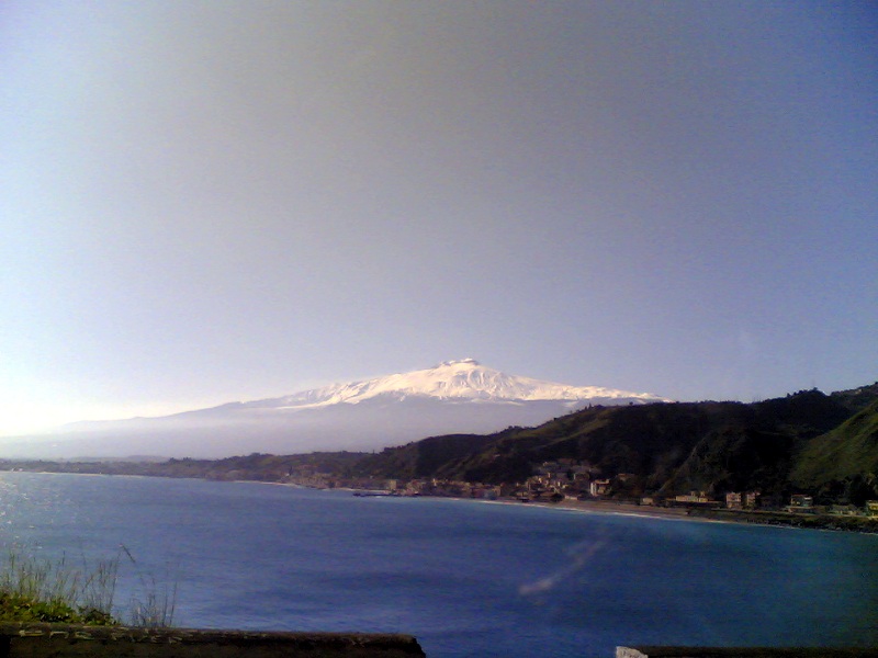 Panorama Etna e mare da  MazzaroÌ€ di Taormina