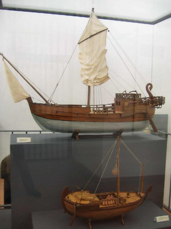Modelle von Booten, welche den Tiber befuhren